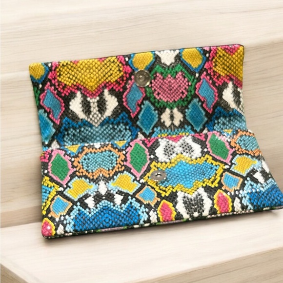 Steve Madden Multi Color Clutch Wallet. - Picture 4 of 6